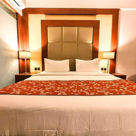 Hotel The Sky Imperial, Thaltej à Ahmedabad Extérieur photo