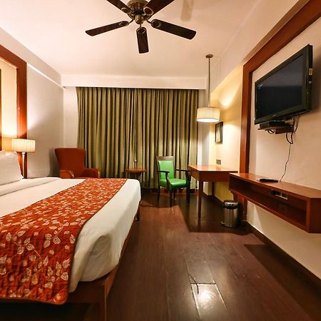 Hotel The Sky Imperial, Thaltej à Ahmedabad Extérieur photo