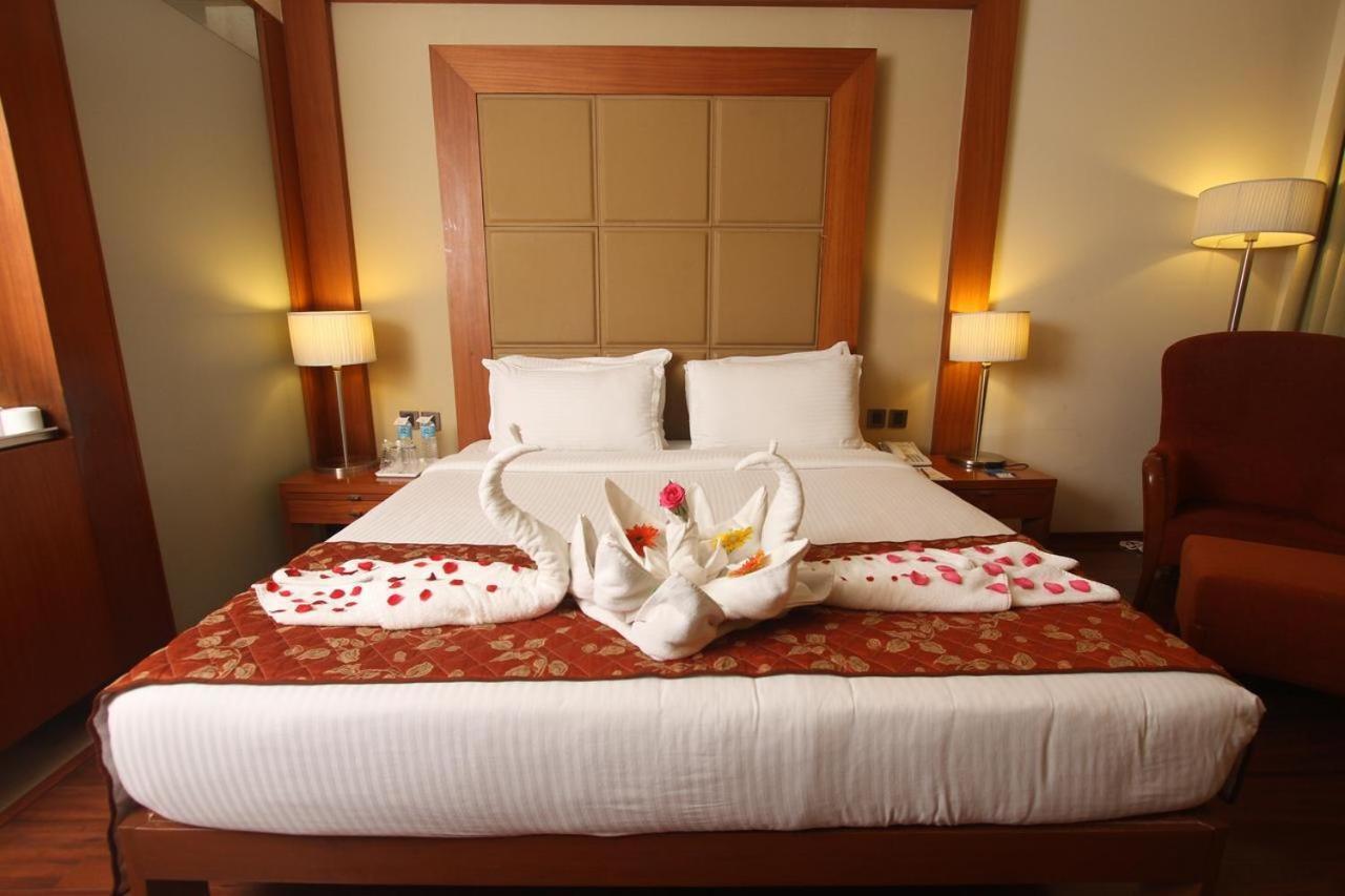 Hotel The Sky Imperial, Thaltej à Ahmedabad Extérieur photo
