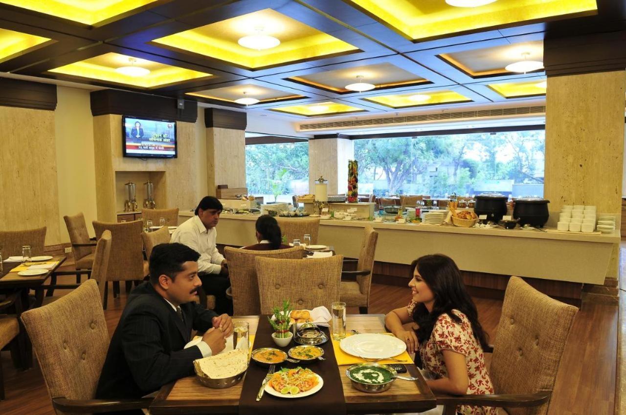 Hotel The Sky Imperial, Thaltej à Ahmedabad Extérieur photo