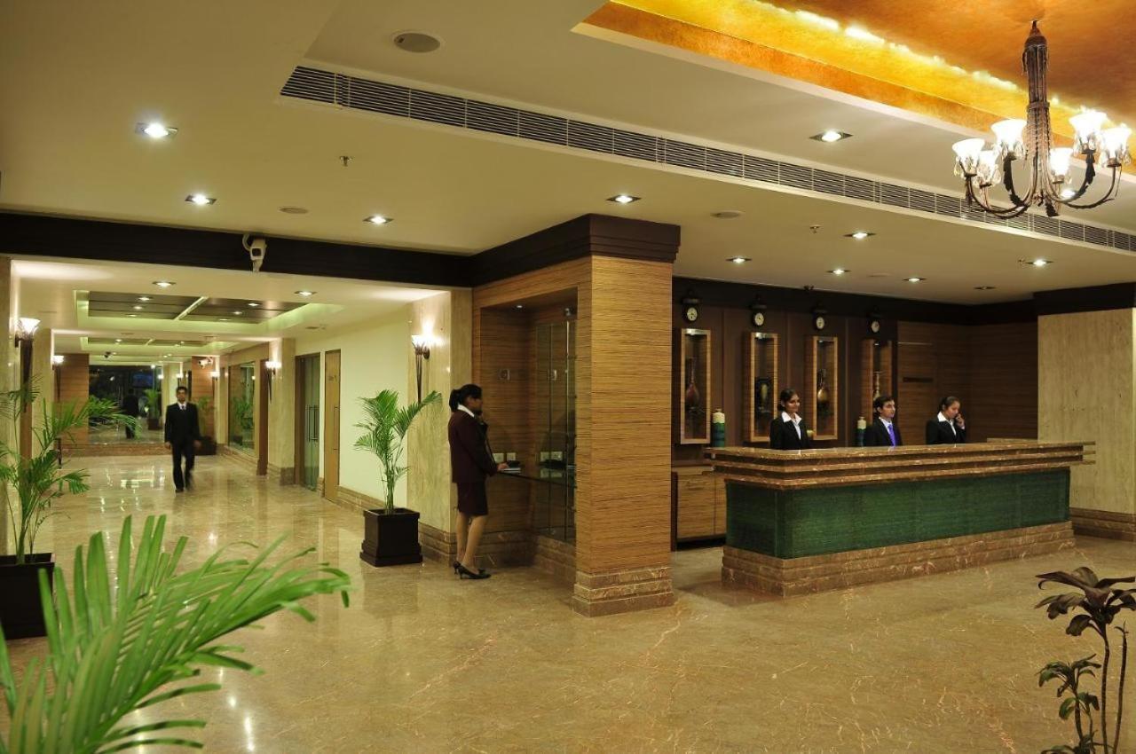 Hotel The Sky Imperial, Thaltej à Ahmedabad Extérieur photo