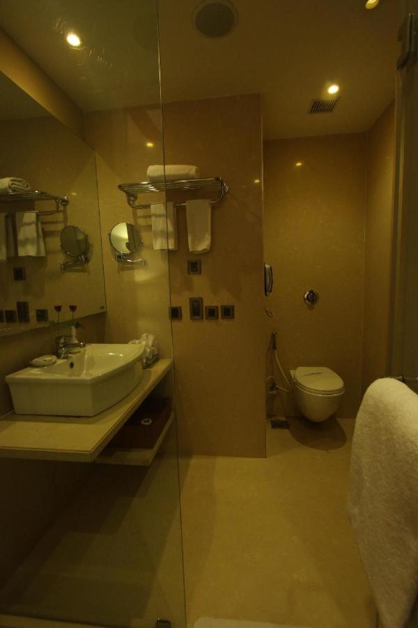 Hotel The Sky Imperial, Thaltej à Ahmedabad Extérieur photo