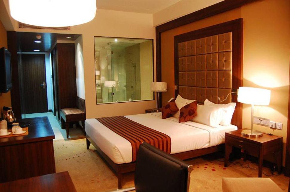 Hotel The Sky Imperial, Thaltej à Ahmedabad Extérieur photo