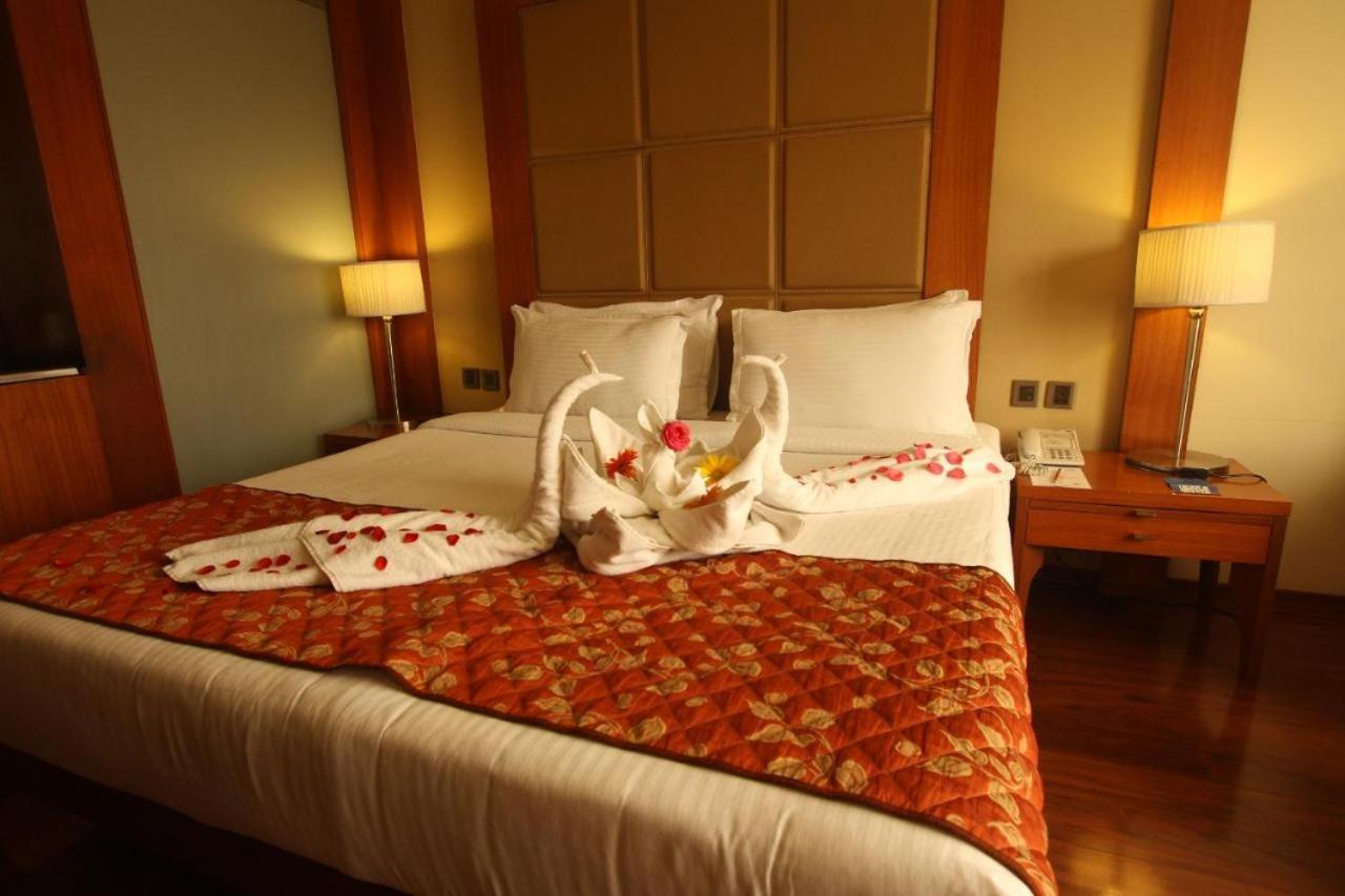 Hotel The Sky Imperial, Thaltej à Ahmedabad Extérieur photo
