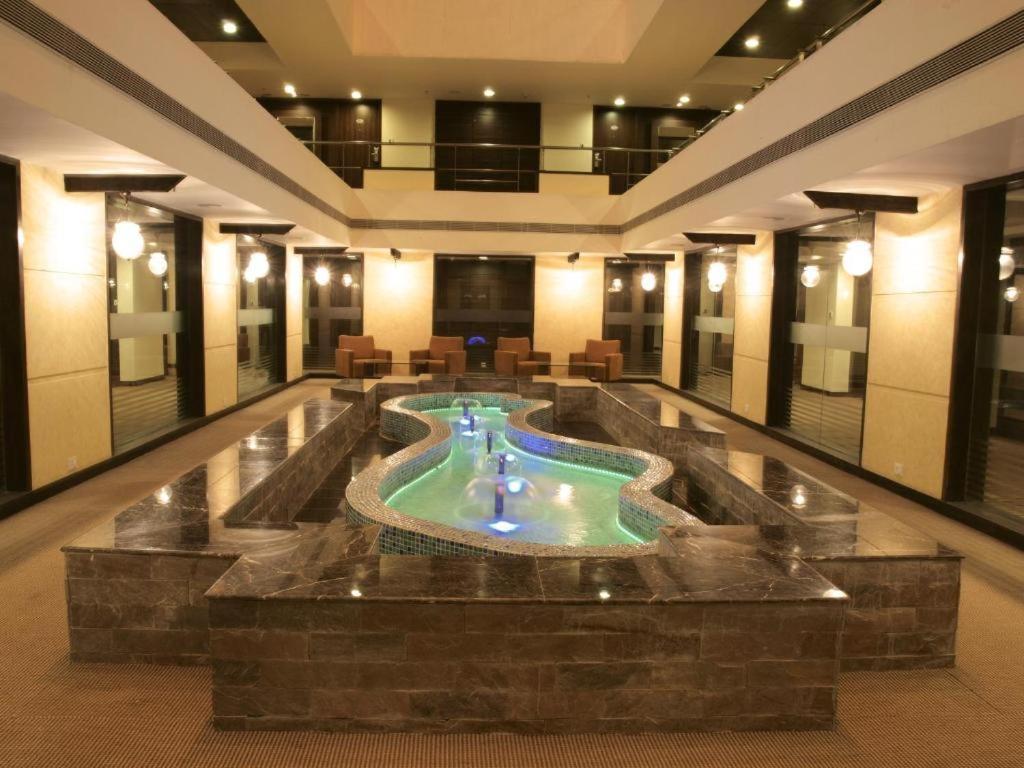Hotel The Sky Imperial, Thaltej à Ahmedabad Extérieur photo