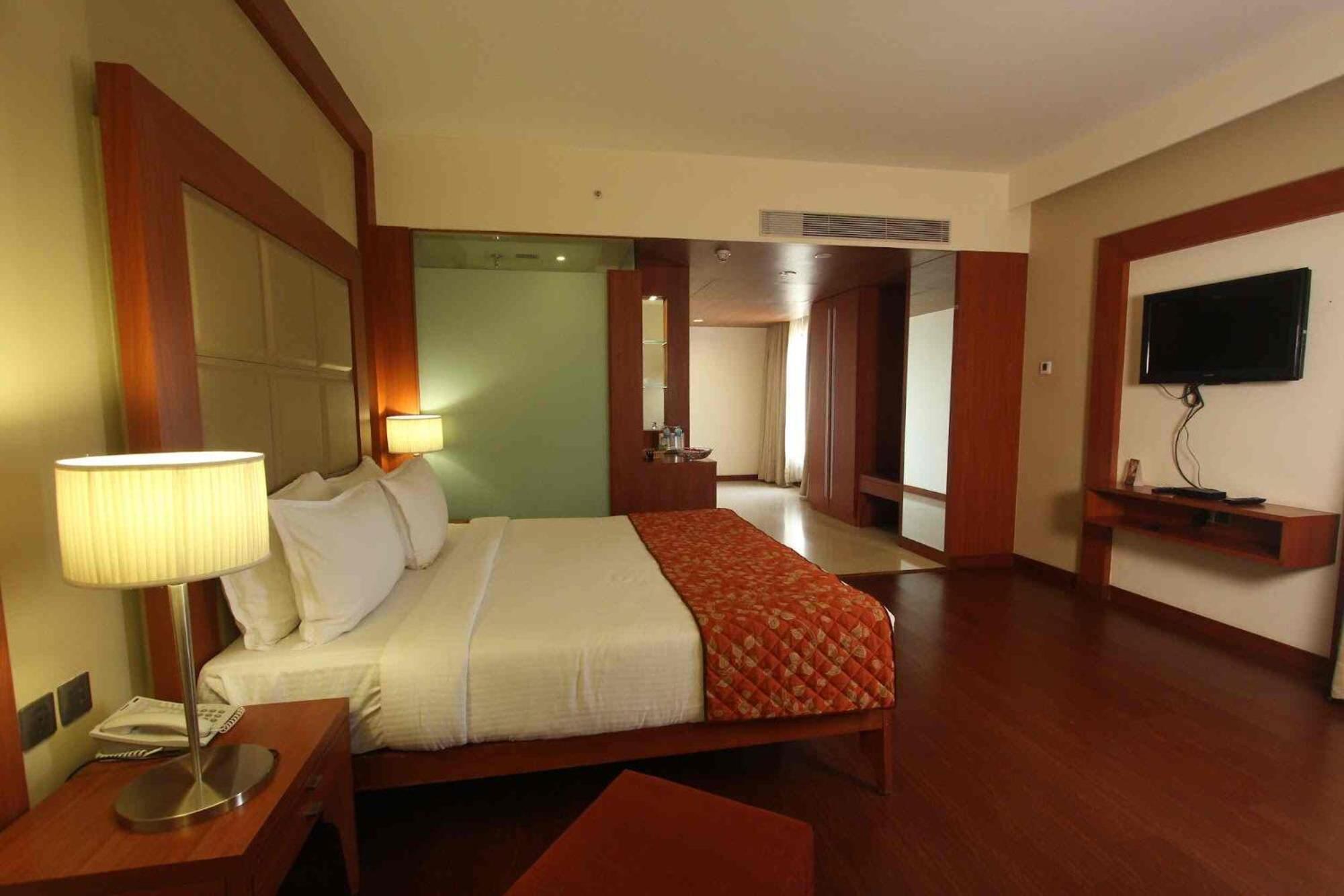 Hotel The Sky Imperial, Thaltej à Ahmedabad Extérieur photo