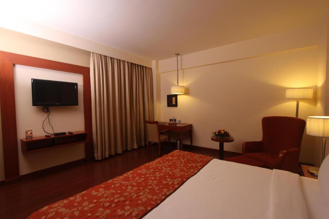 Hotel The Sky Imperial, Thaltej à Ahmedabad Extérieur photo