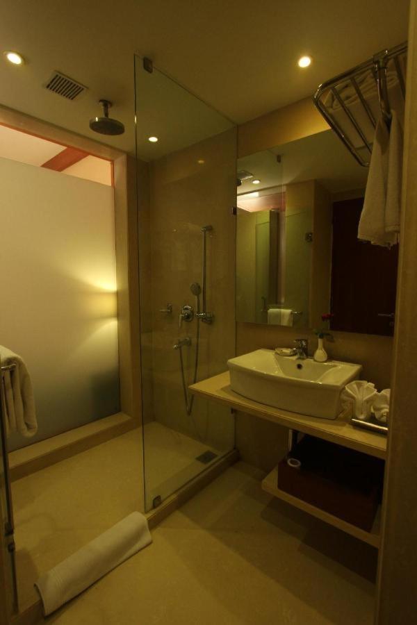 Hotel The Sky Imperial, Thaltej à Ahmedabad Extérieur photo