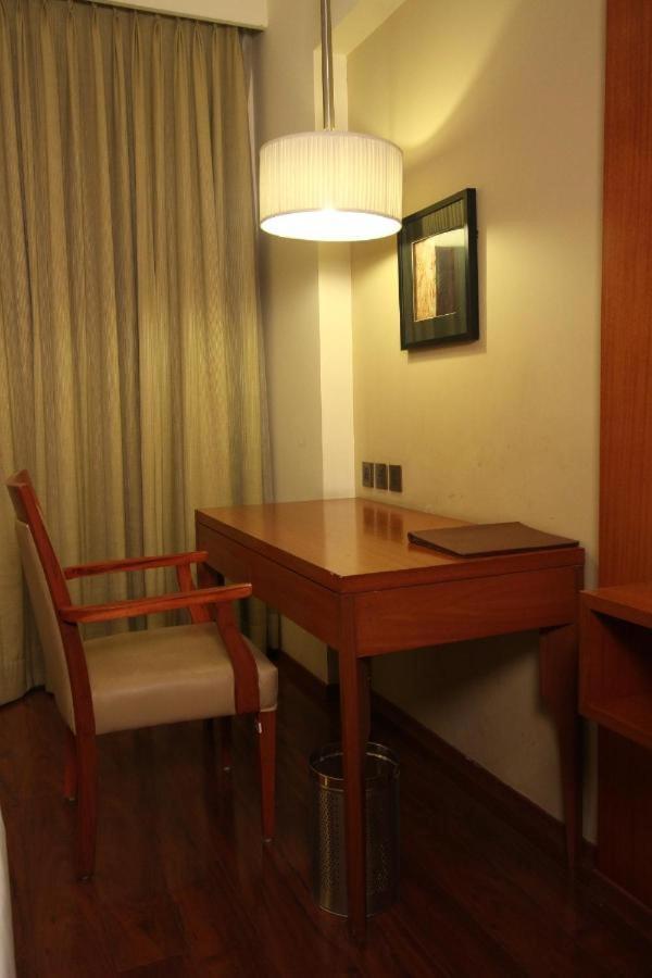 Hotel The Sky Imperial, Thaltej à Ahmedabad Extérieur photo