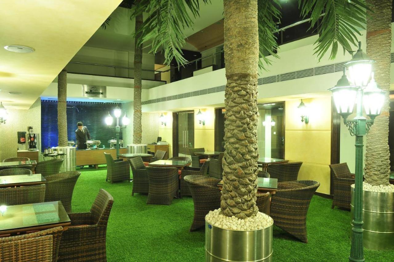 Hotel The Sky Imperial, Thaltej à Ahmedabad Extérieur photo