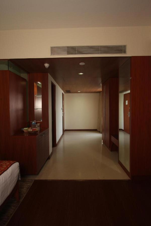 Hotel The Sky Imperial, Thaltej à Ahmedabad Extérieur photo