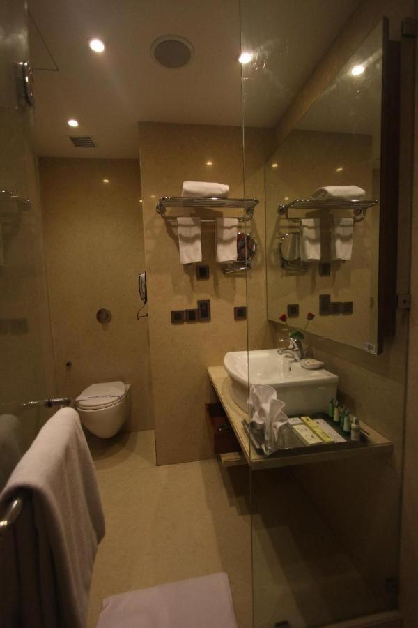 Hotel The Sky Imperial, Thaltej à Ahmedabad Extérieur photo
