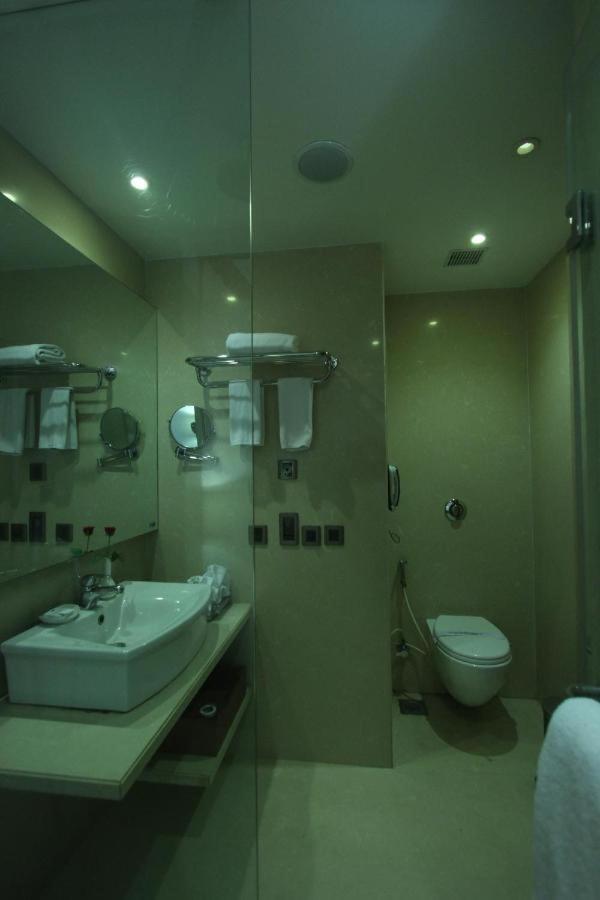 Hotel The Sky Imperial, Thaltej à Ahmedabad Extérieur photo