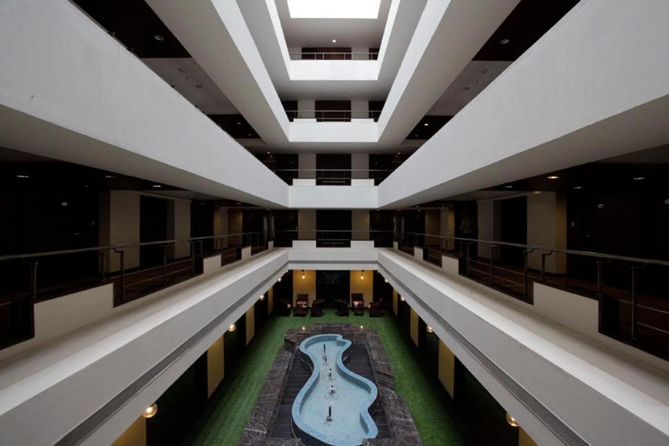 Hotel The Sky Imperial, Thaltej à Ahmedabad Extérieur photo