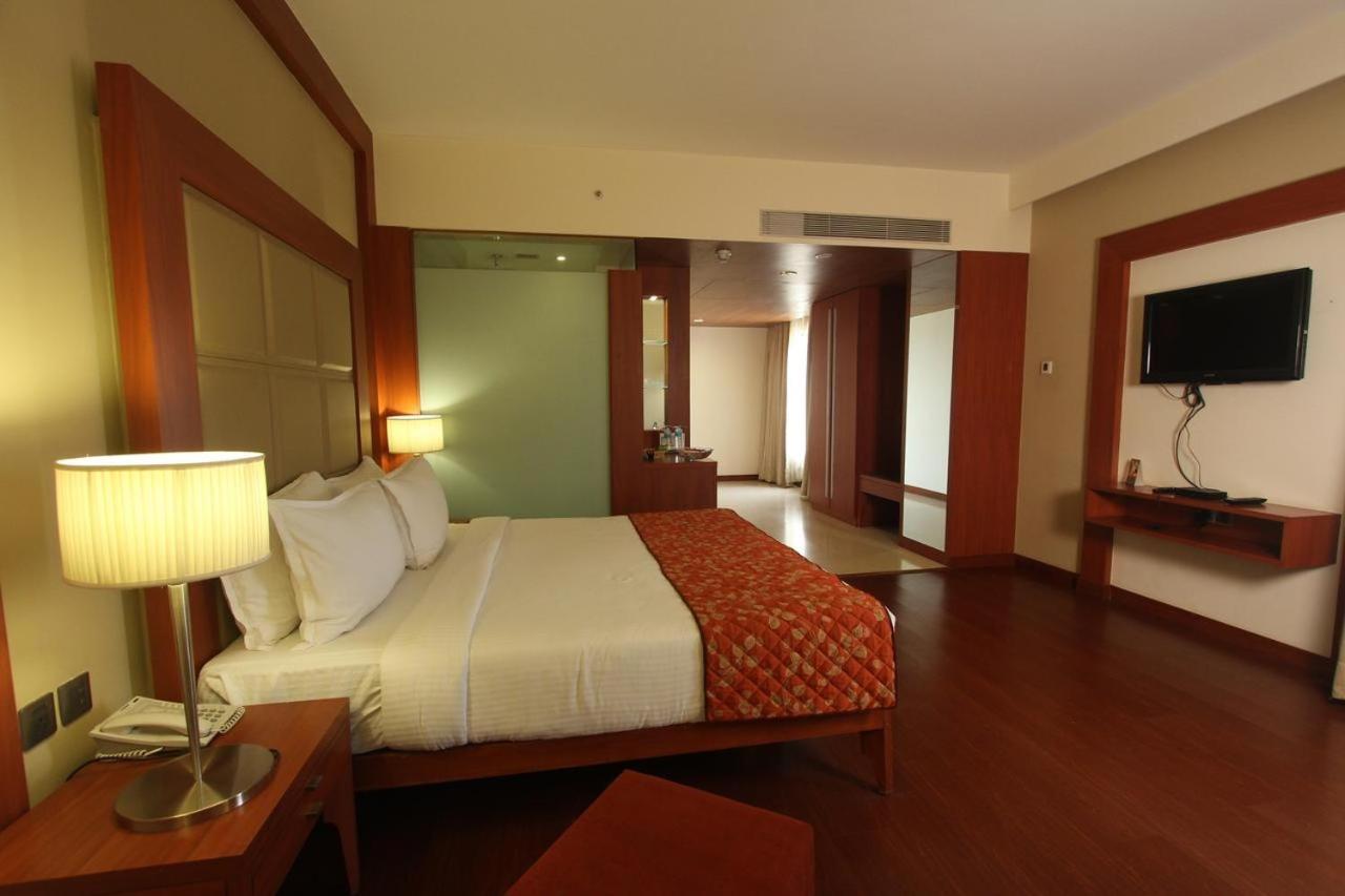 Hotel The Sky Imperial, Thaltej à Ahmedabad Extérieur photo