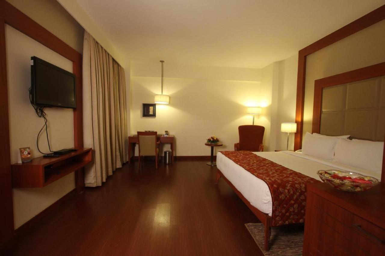 Hotel The Sky Imperial, Thaltej à Ahmedabad Extérieur photo