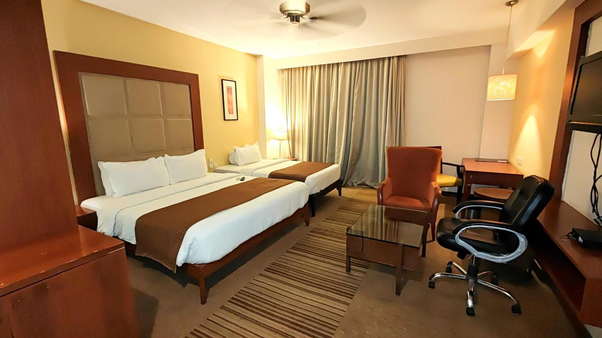 Hotel The Sky Imperial, Thaltej à Ahmedabad Extérieur photo