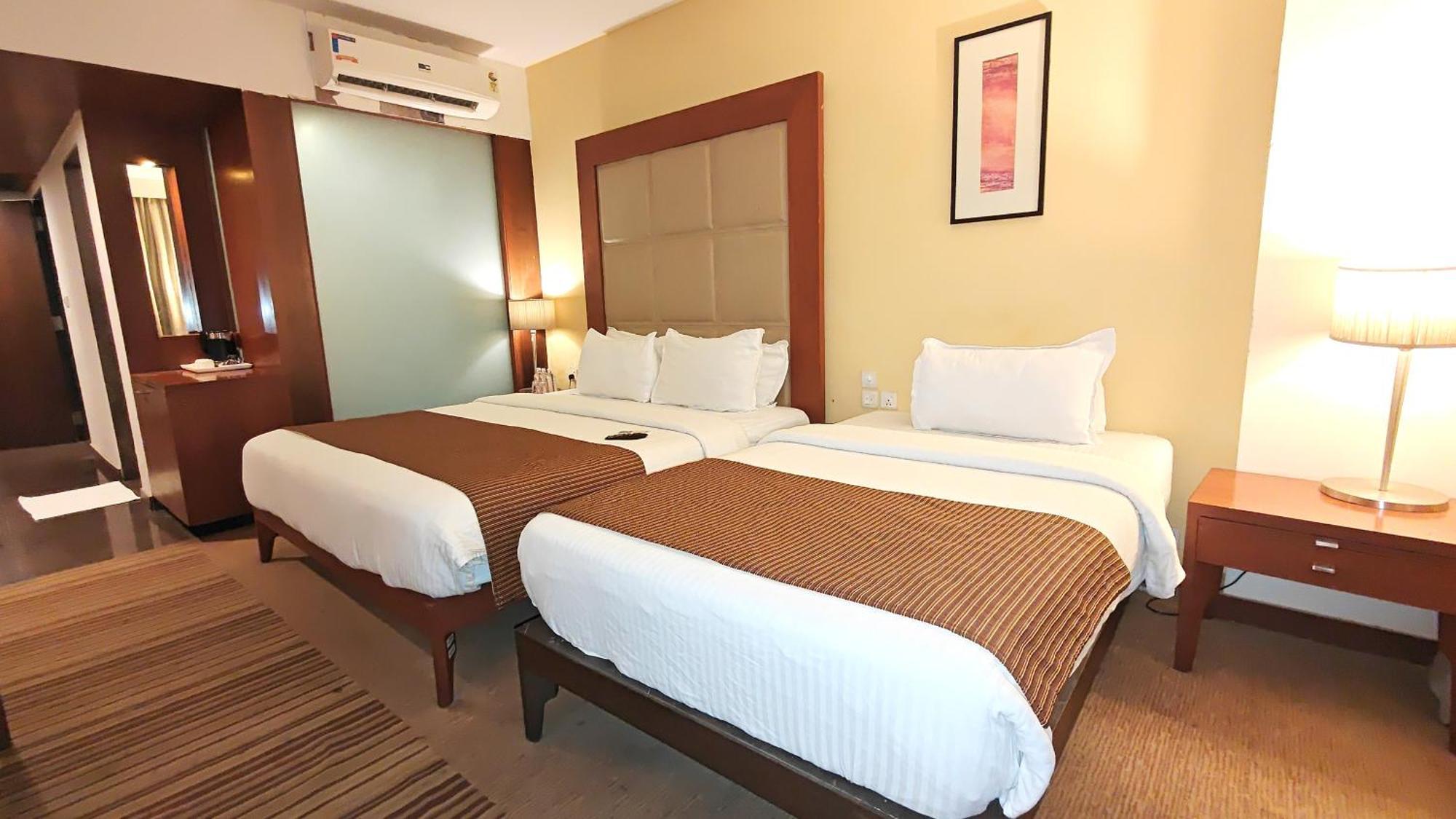 Hotel The Sky Imperial, Thaltej à Ahmedabad Extérieur photo