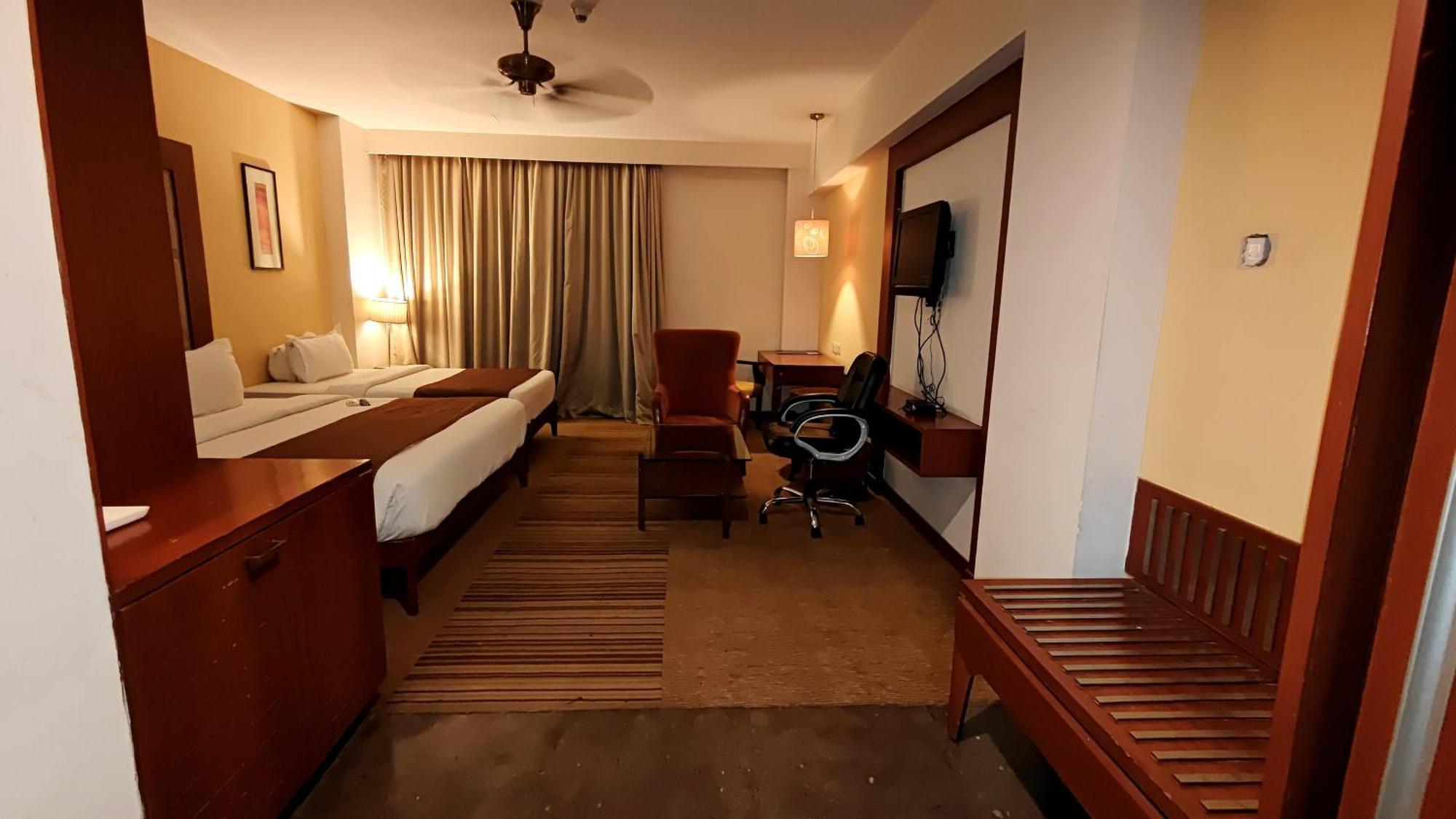 Hotel The Sky Imperial, Thaltej à Ahmedabad Extérieur photo