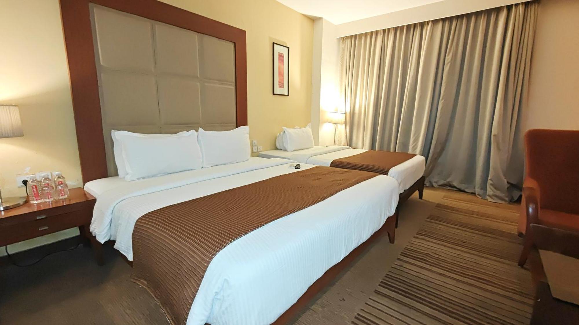 Hotel The Sky Imperial, Thaltej à Ahmedabad Extérieur photo