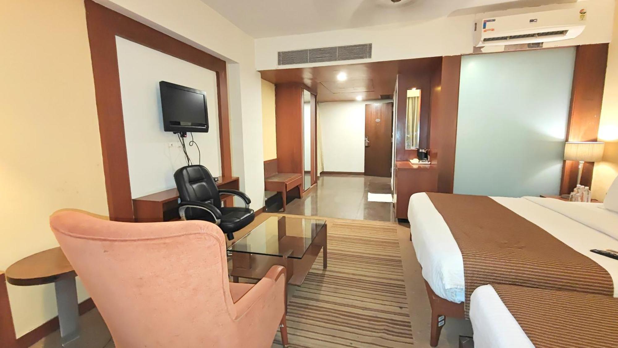 Hotel The Sky Imperial, Thaltej à Ahmedabad Extérieur photo