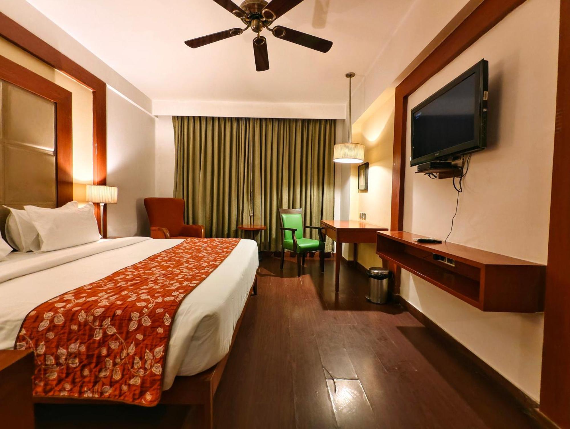Hotel The Sky Imperial, Thaltej à Ahmedabad Extérieur photo