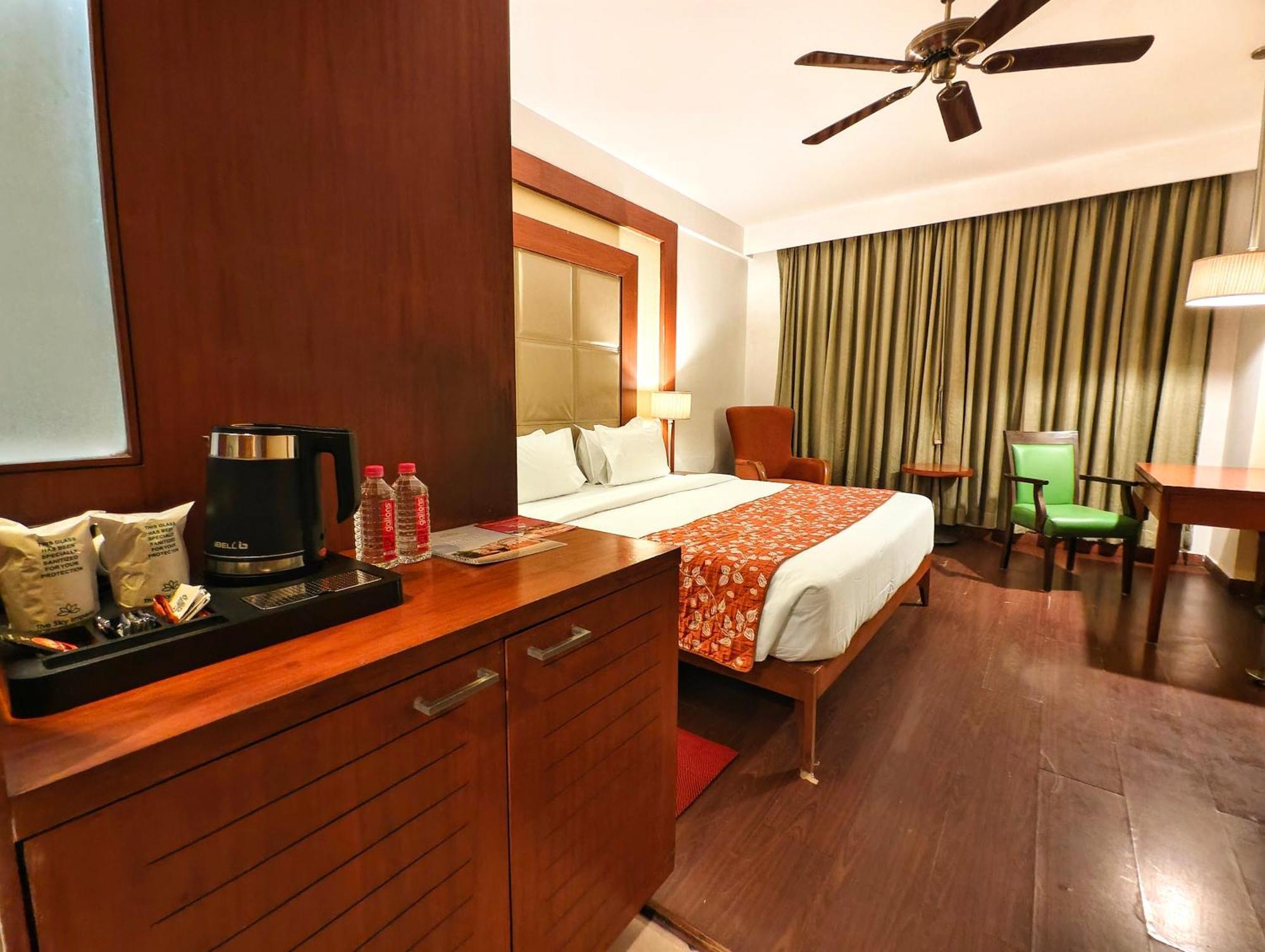 Hotel The Sky Imperial, Thaltej à Ahmedabad Extérieur photo