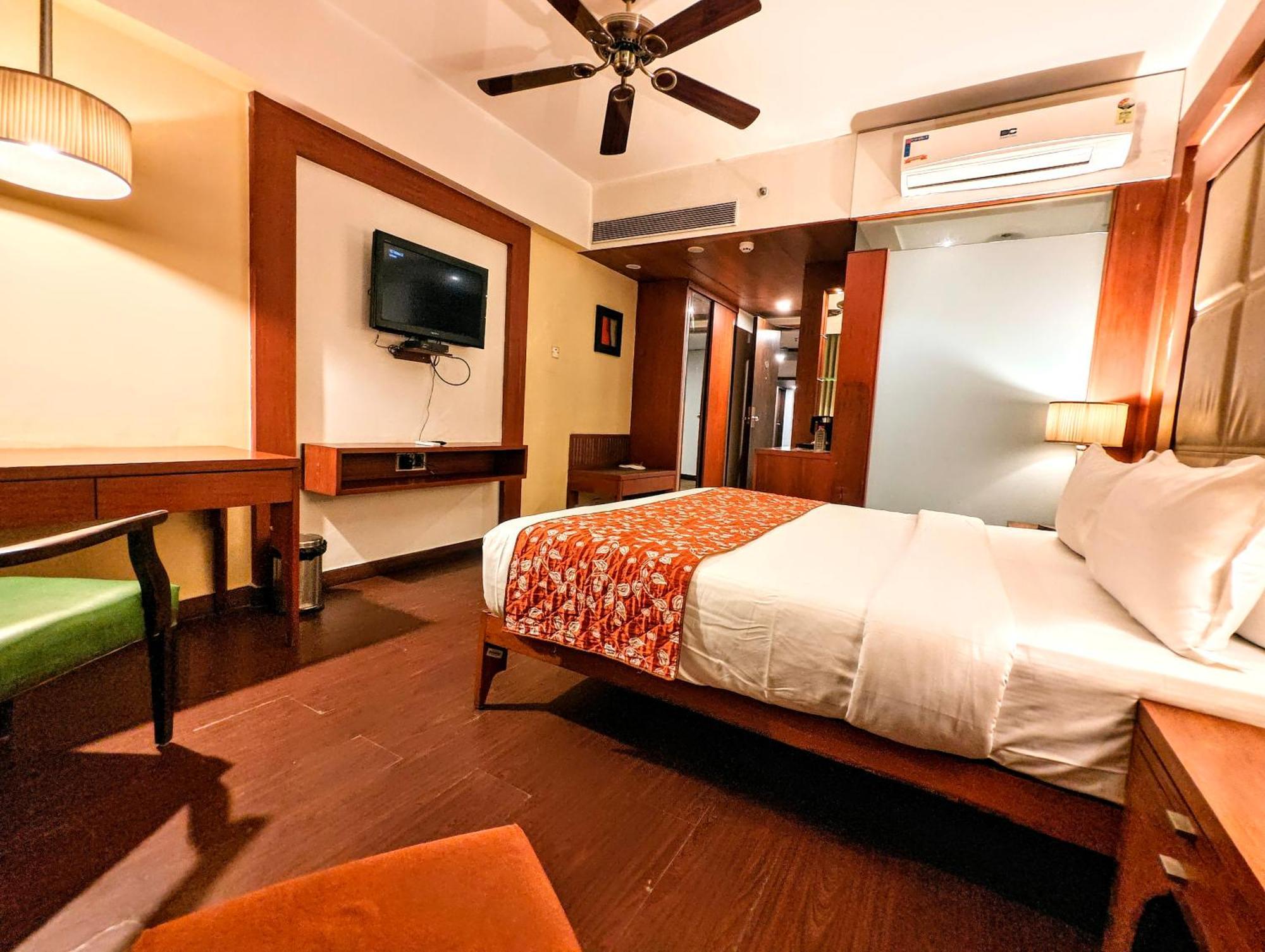 Hotel The Sky Imperial, Thaltej à Ahmedabad Extérieur photo